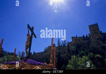 Heiligen Mittwoch. Prozession in Carrera del Darro. Bruderschaft der "Los Gitanos´. Im Hintergrund der Alhambra. Granada. Andalusien, S Stockfoto