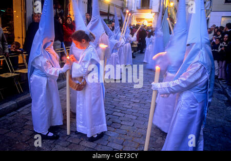 Büßer. Auferstehung Sonntag. In der Calle Marques de Gerona. Bruderschaft der "Resucitado de Regina´. Granada. Andalusien, Spanien Stockfoto