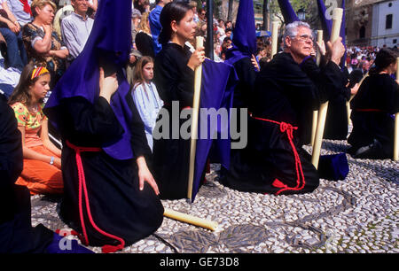 Büßer am "Hora Nona´. Karfreitags-Prozession in Campo del Principe.  Bruderschaft der "Soledad Campo Principe´. Granada. Andal Stockfoto