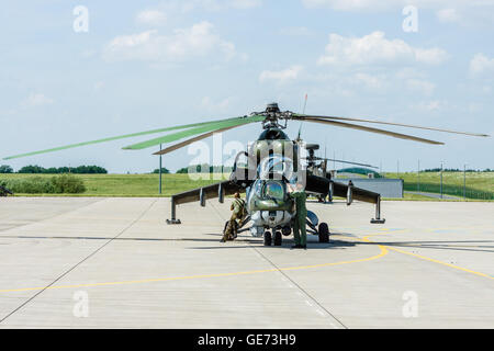 BERLIN, Deutschland - 3. Juni 2016: Kampfhubschrauber Mil Mi-24 Hind. tschechische Luftwaffe. Ausstellung ILA Berlin Airshow 2016 Stockfoto