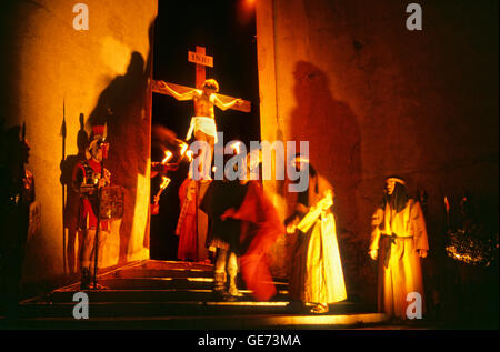 Jesus Christus gekreuzigt. Tanz des Todes. Prozession der Karwoche. Verges, Girona, Spanien Stockfoto