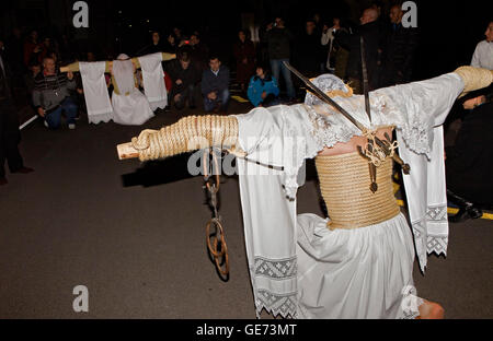 "Empalaos´ (Impaleds) .kneeling. Karwoche in Valverde De La Vera. Provinz Cáceres, Extremadura, Spanien Stockfoto