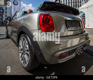 BERLIN - 5. Juni 2016: Stadtauto Mini Cooper S Cabrio. Sicht nach hinten. Classic Days Berlin 2016. Stockfoto