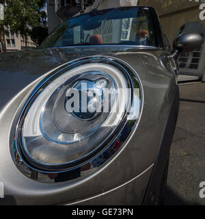 BERLIN - 5. Juni 2016: Scheinwerfer eines Stadtautos Mini Cooper S Cabrio. Classic Days Berlin 2016. Stockfoto