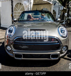 BERLIN - 5. Juni 2016: Stadtauto Mini Cooper S Cabrio. Classic Days Berlin 2016. Stockfoto