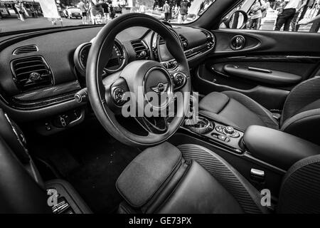 BERLIN - 5. Juni 2016: Einrichtung eines Stadtautos Mini Cooper S Cabrio. Schwarz und weiß. Classic Days Berlin 2016. Stockfoto