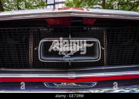 BERLIN - 5. Juni 2016: Das Emblem des Ford Mustang, close-up. Classic Days Berlin 2016. Stockfoto