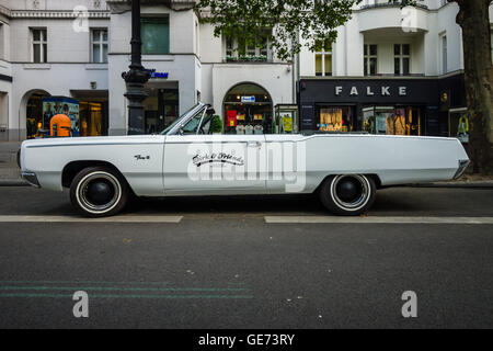 BERLIN - 5. Juni 2016: Full-size Car Plymouth Fury III Cabrio 1968. Classic Days Berlin 2016. Stockfoto