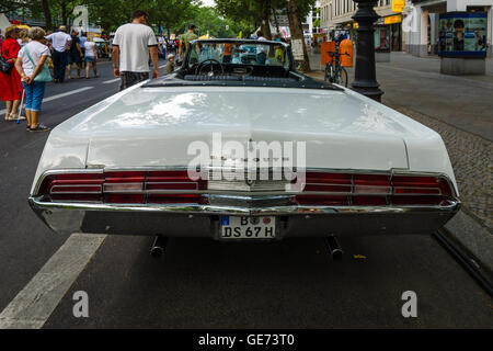 BERLIN - 5. Juni 2016: Full-size Car Plymouth Fury III Cabrio 1968. Classic Days Berlin 2016. Stockfoto