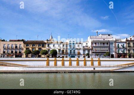 Berühmte Viertel am Westufer des Flusses Guadalquivir in Sevilla, Spanien Stockfoto