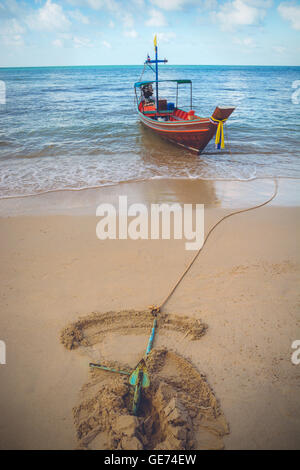 Ein Boot ist an der Flasche Beach, Koh Pha Ngan, Thailand verankert Stockfoto