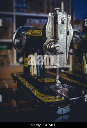 Heavy-Duty Vintage Singer-Nähmaschinen zum Verkauf wie gesehen in einem Shop in Yangon, Myanmar. Stockfoto