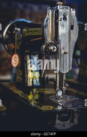 Heavy-Duty Vintage Singer-Nähmaschinen zum Verkauf wie gesehen in einem Shop in Yangon, Myanmar. Stockfoto