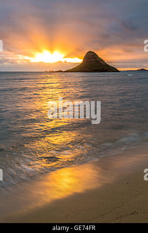 Sonnenaufgang auf der Insel Mokoli'i (früher bekannt als der veraltete Begriff „Chinaman's hat“) auf Oahu, Hawaii Stockfoto