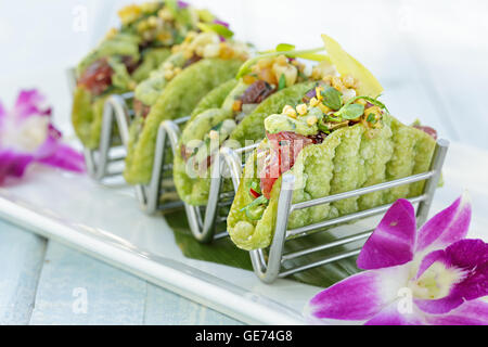 Ahi Poke Tacos mit Avocado-Mousse, Insel Salsa, Bubu Arare in einer Mini-shell Stockfoto