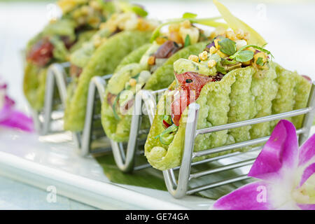 Ahi Poke Tacos mit Avocado-Mousse, Insel Salsa, Bubu Arare in einer Mini-shell Stockfoto