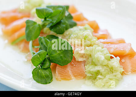 Lachs-Sashimi belegt mit einer grünen Zwiebelsauce Stockfoto