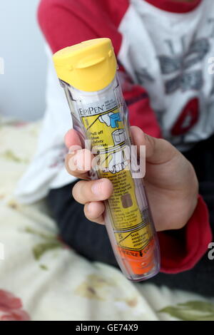 Schließen Sie herauf Bild der Erwachsenen EpiPen - Adrenalin-Injektion für Anaphylaxie Stockfoto