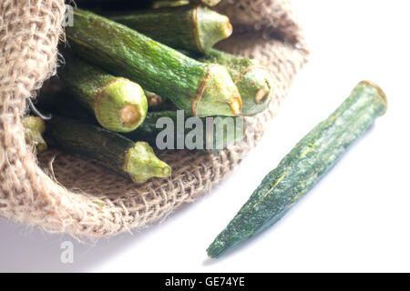 Gesunden Okra-Chips auf sauberer Hintergrund, Fotoarchiv Stockfoto