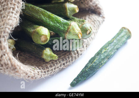 Gesunden Okra-Chips auf sauberer Hintergrund, Fotoarchiv Stockfoto