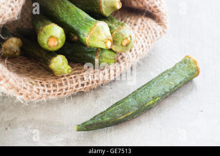 Gesunden Okra-Chips auf sauberer Hintergrund, Fotoarchiv Stockfoto