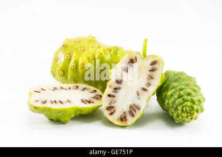 Noni und Noni Scheibe isoliert auf weißem Hintergrund. Obst für Gesundheit und Kräuter für die gesunde Pflege. Stockfoto