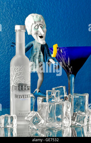 Belvedere Wodka, Eis und der "Schnee Geizhals" Action-Figur in einem Foto Stilleben. -Eine "Rankin-Bass"-Cartoon-Figur Stockfoto