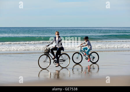 Mutter und Tochter Reiten Fahrräder am Beach, San Diego, Kalifornien Stockfoto