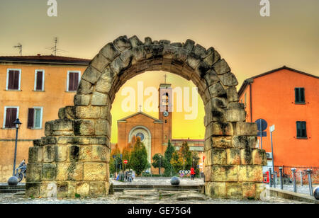 Porta Montanara und Kirche San Gaudenzo in Rimini - Italien Stockfoto