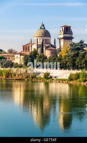 Blick auf San Giorgio in Braida Kirche - Verona Stockfoto