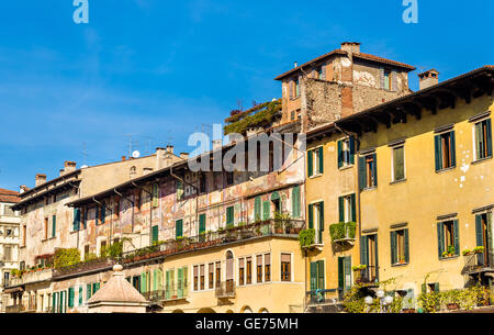 Gebäude auf der Piazza Delle Erbe in Verona - Italien Stockfoto