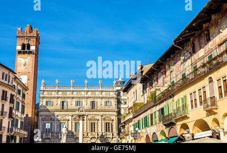 Gebäude auf der Piazza Delle Erbe in Verona - Italien Stockfoto