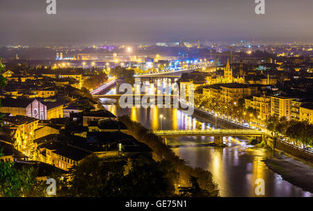 Blick auf den Fluss Adige in Verona - Italien Stockfoto