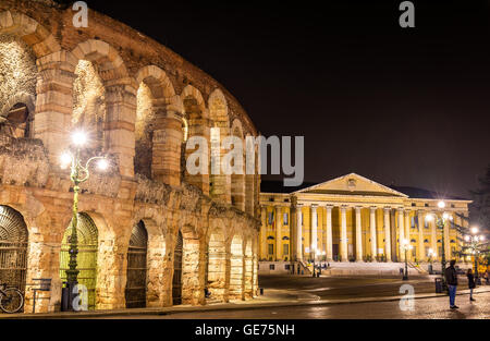 Die Arena und Palazzo Barbieri in Verona - Italien Stockfoto