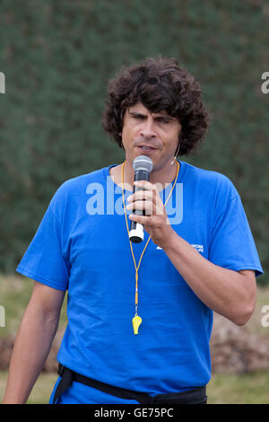 Hertfordshire, England, ca. Juli 2016, Andy Day, Schauspieler und Moderator der Tierwelt bei einer live-Wildlife-show Stockfoto