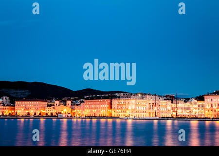 Die Lichter der Stadt Triest, Nachdenken über das Meer Stockfoto