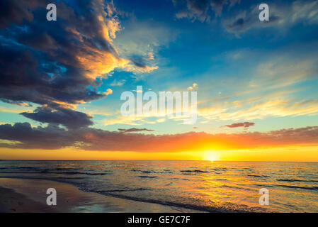 Dramatischen Sonnenuntergang am Glenelg Beach, South Australia. Farbe-toning angewendet Stockfoto