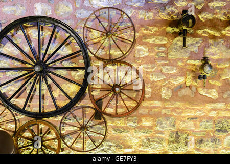 Oldtimer Räder verschiedene Wagen auf dem Hintergrund einer Steinmauer Stockfoto