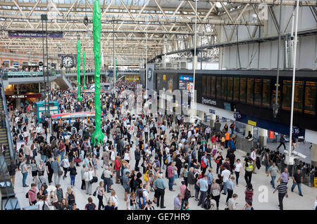 London Waterloo Hauptstrecke Bahnhof in central London Vereinigtes Königreich Juli 2016 Stockfoto