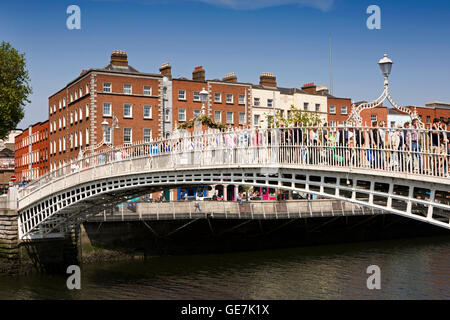 Irland, Dublin, 1816 Halfpenny Brücke über den Fluss Liffey Stockfoto