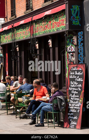 Irland, Dublin, Temple Bar, Essex Street East, Kunden sitzen an Tischen Pflaster Stockfoto