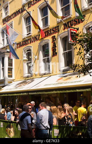 Irland, Dublin, Temple Bar, das Oliver St. John Gogarty Bar, Kunden auf Bürgersteig vor pub Stockfoto