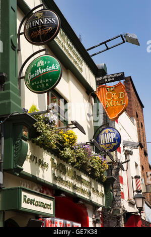 Irland, Dublin, Temple Bar, Old Mill Restaurant Blumen Blumenampeln und Zeichen Stockfoto