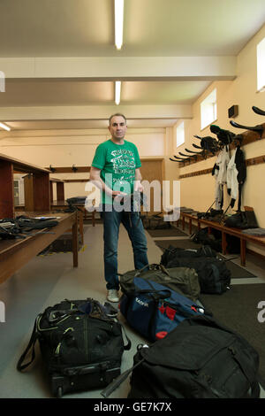 Horse Racing Umkleideraum, Stud Raum wo die Jockeys in ihren Outfits mit einem Umkleideraum Begleiter und Sättel ändern Stockfoto