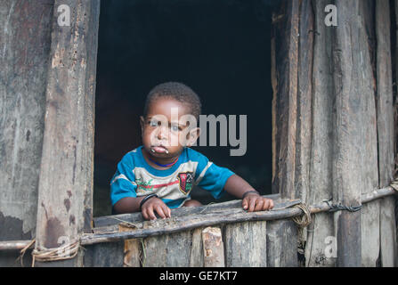 Wamena, West Papaua Jayapura - 13. Februar 2016: Dani Stamm junge in seinem Haus Stockfoto