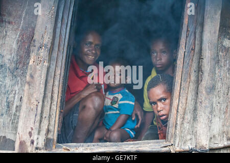 Wamena, West Papaua Jayapura - 13. Februar 2016: Dani Stamm junge in seinem Haus Stockfoto