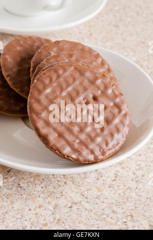 Verdauungsfördernde Sweetmeal oder Vollkorn Kekse überzogen Milchschokolade Stockfoto
