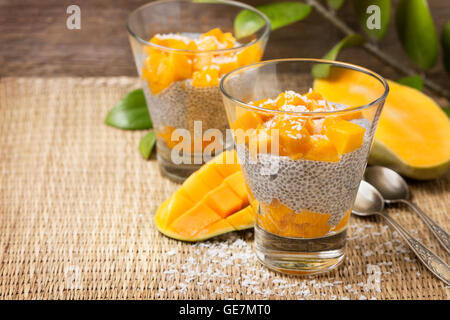 Chia Pudding mit Soja (Kokosnuss, Mandel) Milch und Mango Stücke in einem Glas (Vegan, glutenfrei) Stockfoto