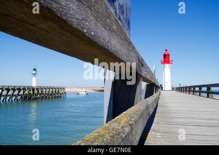 Sonne ausgetrocknet Steg führt bis zum Leuchtturm Trouville in Frankreich Stockfoto