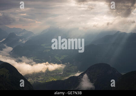 Dramatischer Himmel mit Sonnenstrahlen und Regenwolken über Lofer Stadt und Reiteralpe Berge in den europäischen Alpen, Salzburg, Österreich Stockfoto